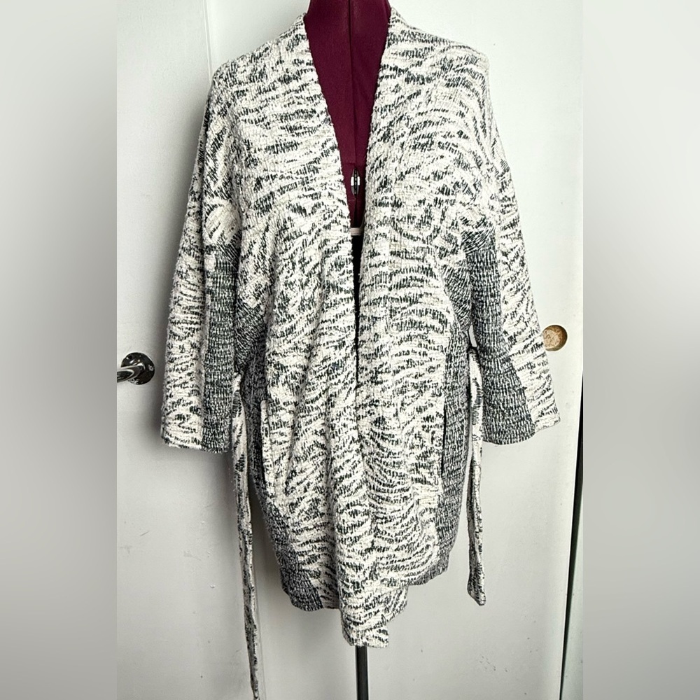 H & M Women's Black and White Sweater